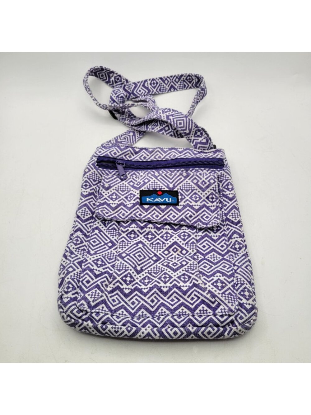 Kavu Crossbody Bag Purse Adjustable Strap Purple & White Aztec Geometric Pattern